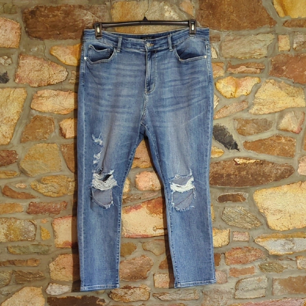 Judy Blue Boyfriend Fit Distressed Blue Jeans